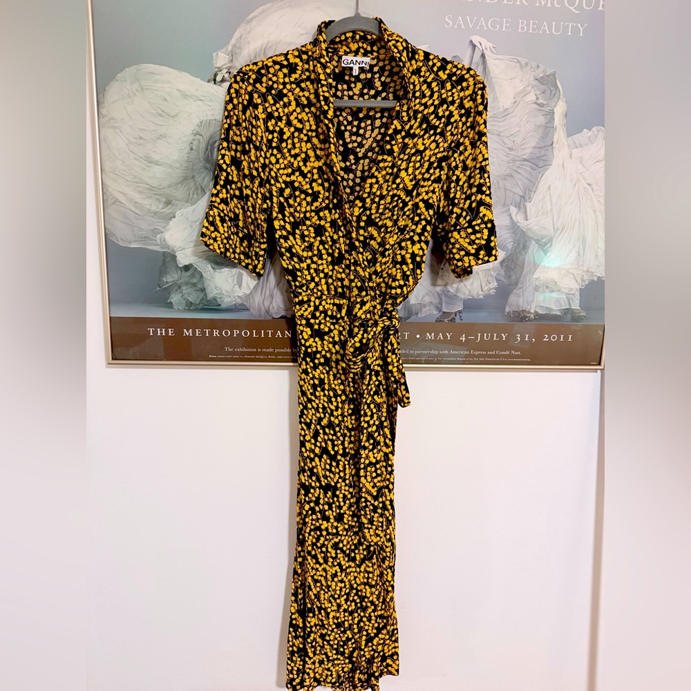 Ganni Wrap dress. Size 38. Black with yellow pattern